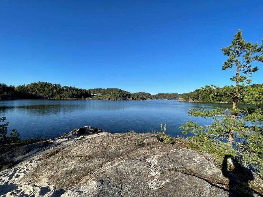 Bosvik Gard, Nyrenovert Leilighet I Hovedhus Fra 1756 Risør エクステリア 写真