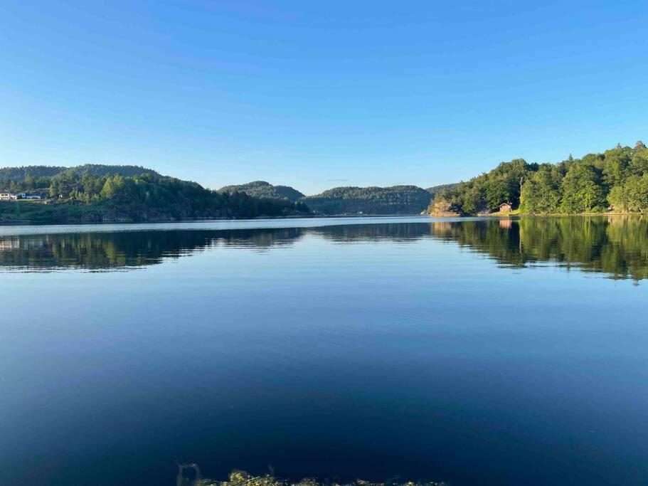 Bosvik Gard, Nyrenovert Leilighet I Hovedhus Fra 1756 Risør エクステリア 写真